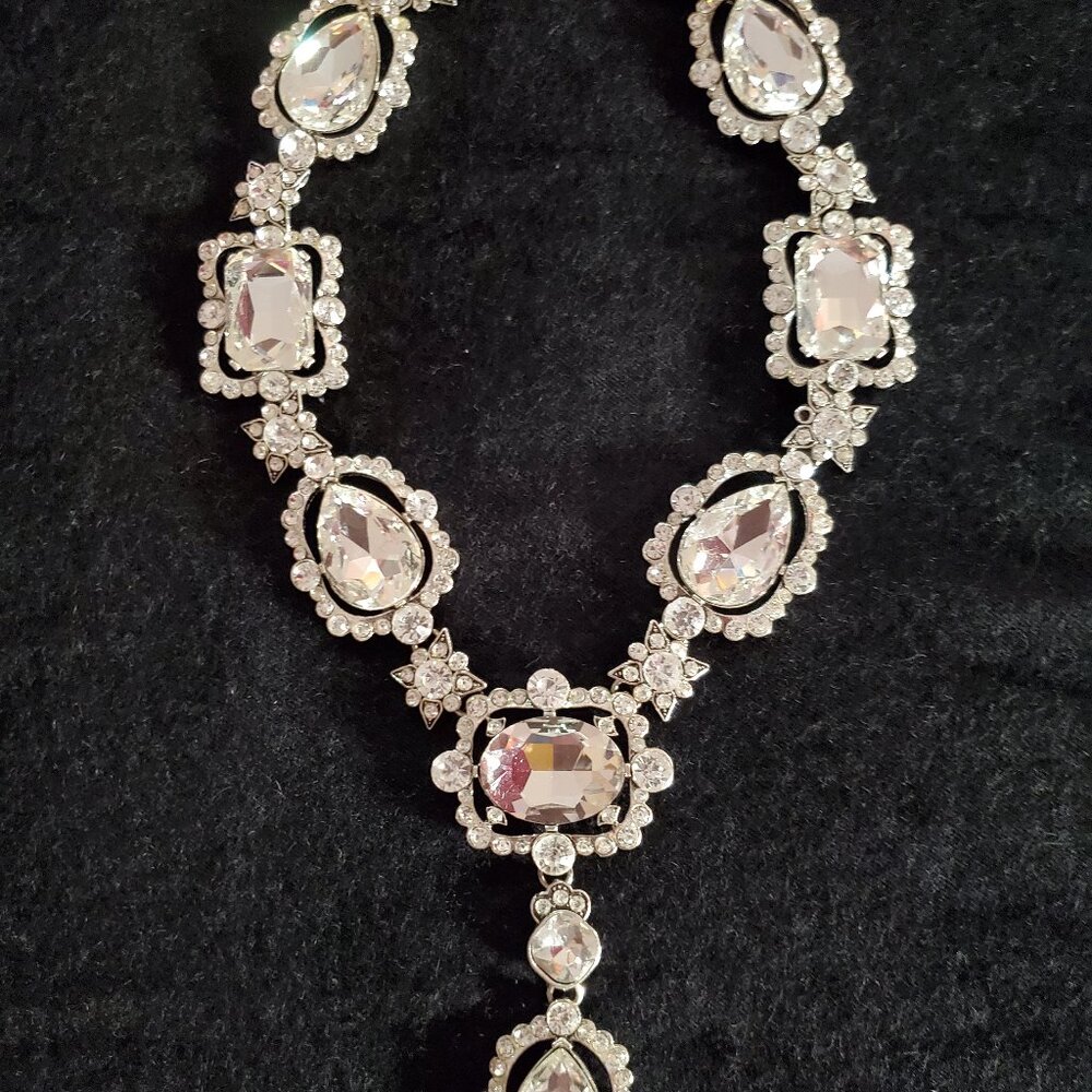 OSCAR DE LA RENTA CLEAR RHINESTONE VICTORIAN DROP NECKLACE.